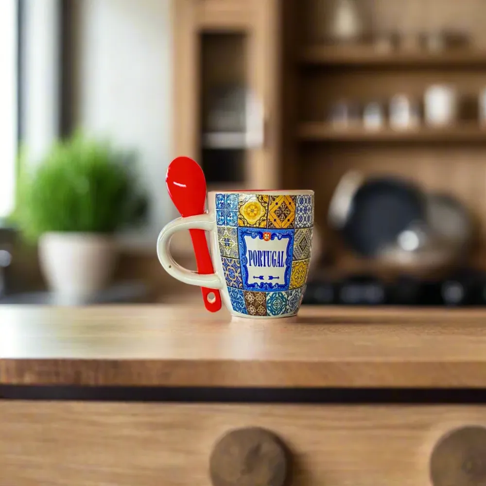 Portugal espresso kopje met kleurrijk azulejo tegels ontwerp en rode lepel – keramisch souvenir kopje