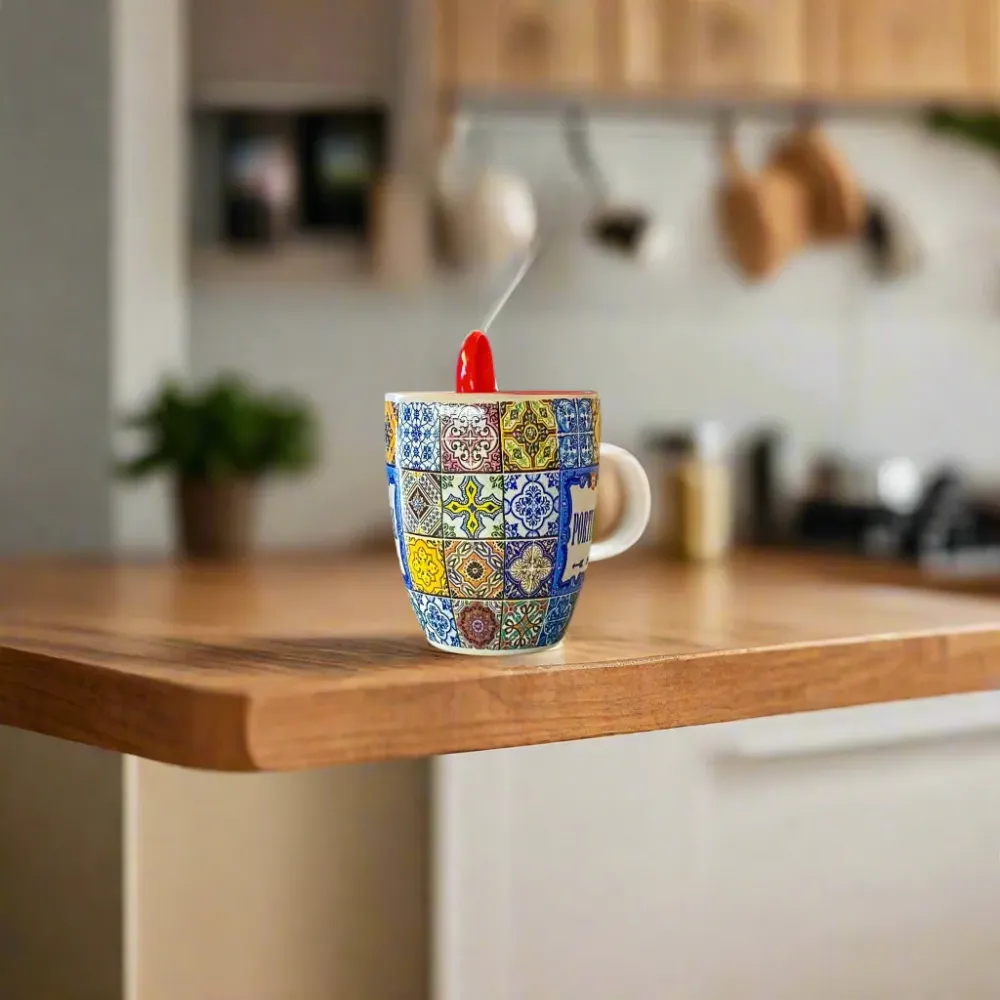Portugal espresso kopje met kleurrijk azulejo tegels ontwerp en rode lepel – keramisch souvenir kopje