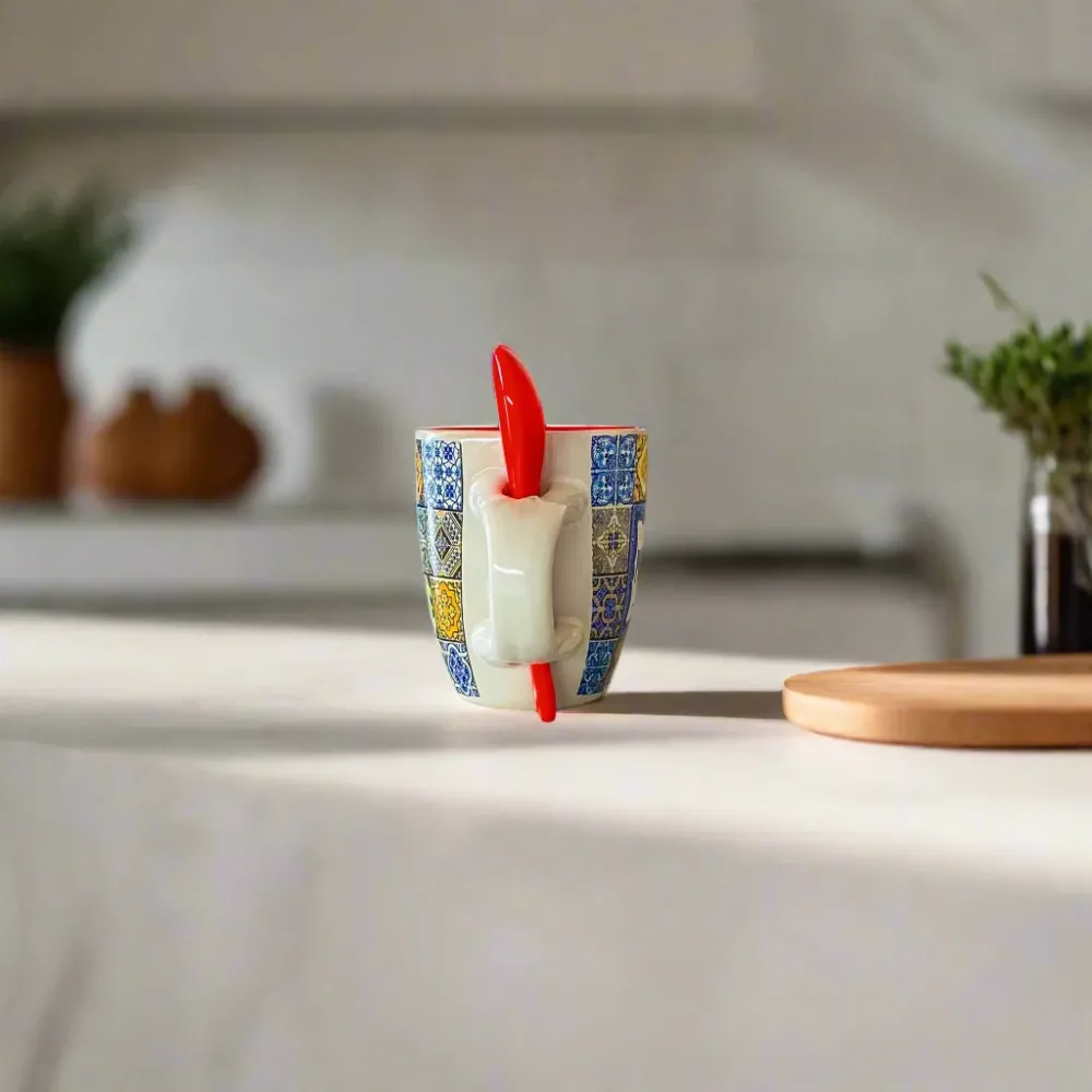 Portugal espresso kopje met kleurrijk azulejo tegels ontwerp en rode lepel – keramisch souvenir kopje