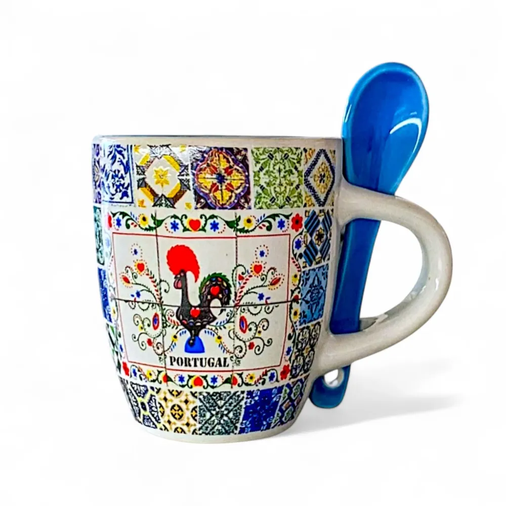 Portugese keramische espressokop met Galo de Barcelos, sardientjes, kleurrijk tegelpatroon en blauwe lepel – cadeaudoos in...