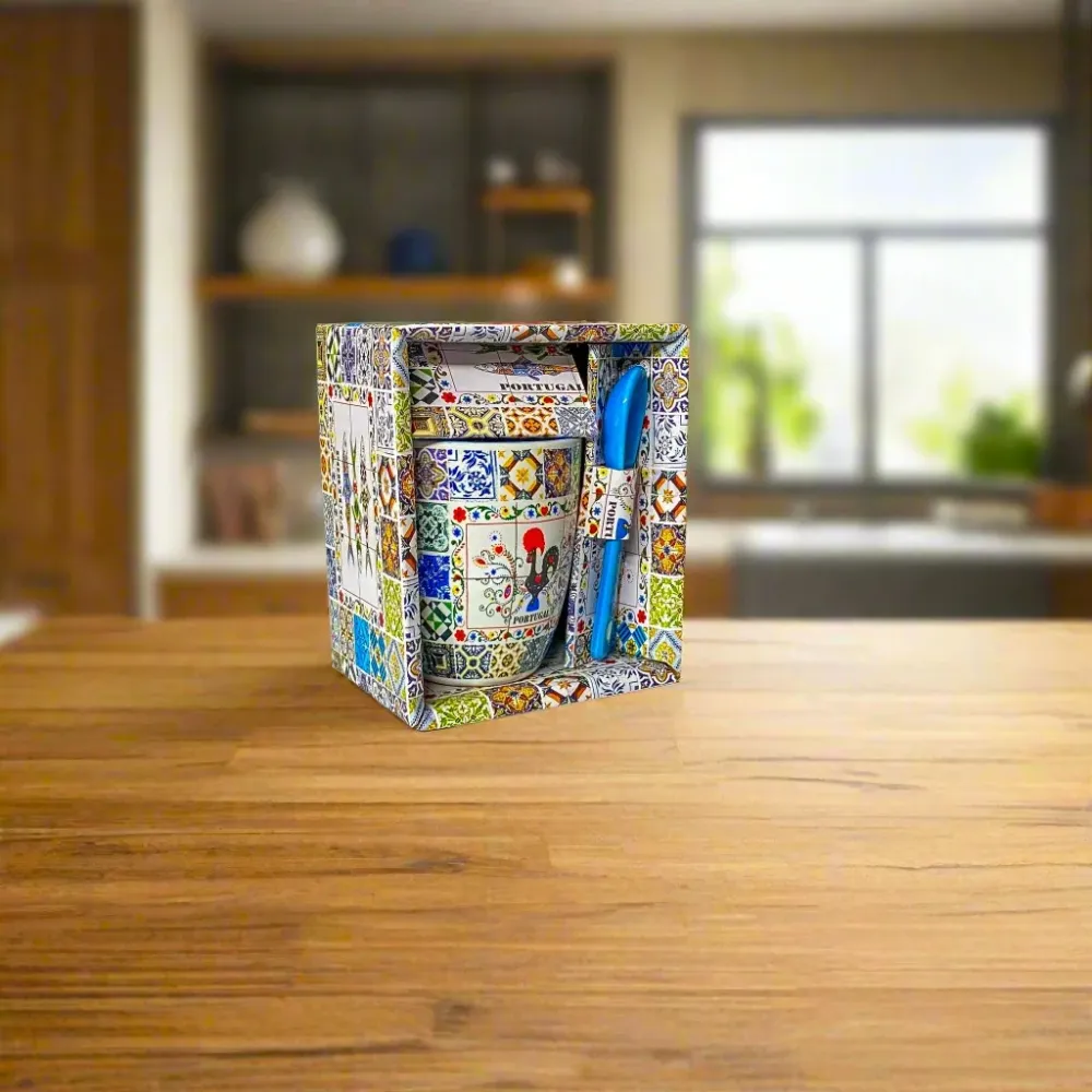 Portugese keramische espressokop met Galo de Barcelos, sardientjes, kleurrijk tegelpatroon en blauwe lepel – cadeaudoos in...
