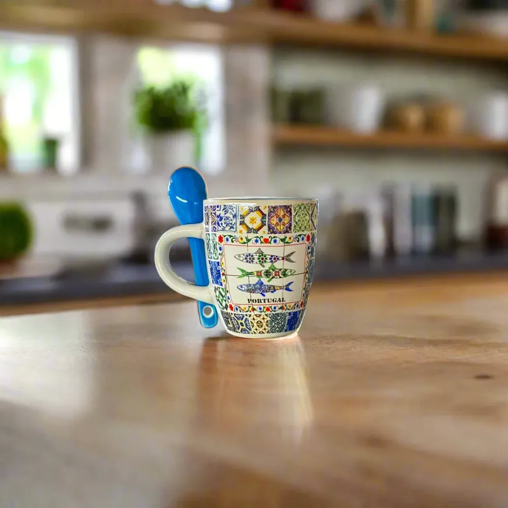 Portugese keramische espressokop met Galo de Barcelos, sardientjes, kleurrijk tegelpatroon en blauwe lepel – cadeaudoos in...