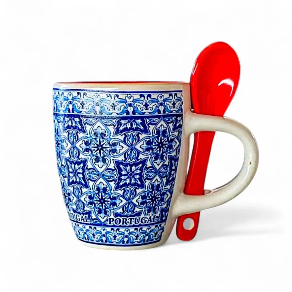 Portugese keramische espressokop met traditioneel blauw azulejo-tegelpatroon, rode lepel en bijpassende geschenkdoos