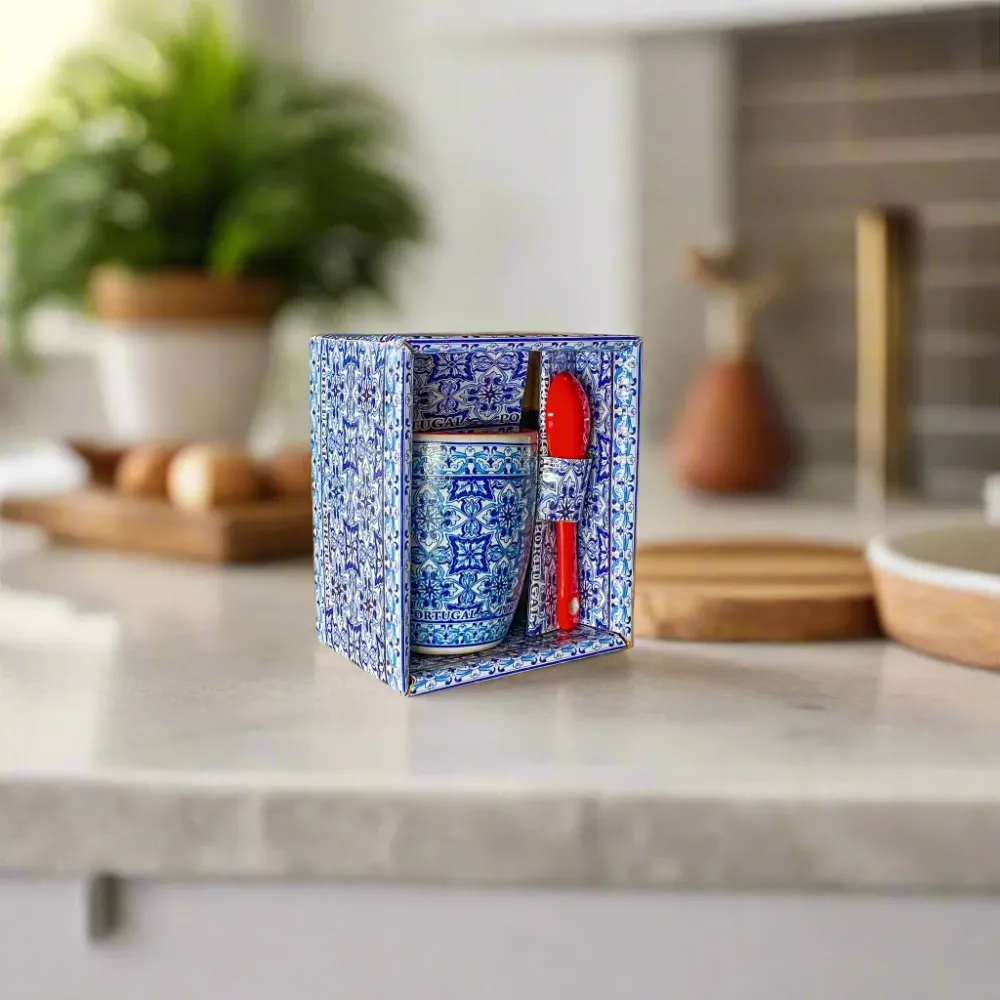 Portugese keramische espressokop met traditioneel blauw azulejo-tegelpatroon, rode lepel en bijpassende geschenkdoos