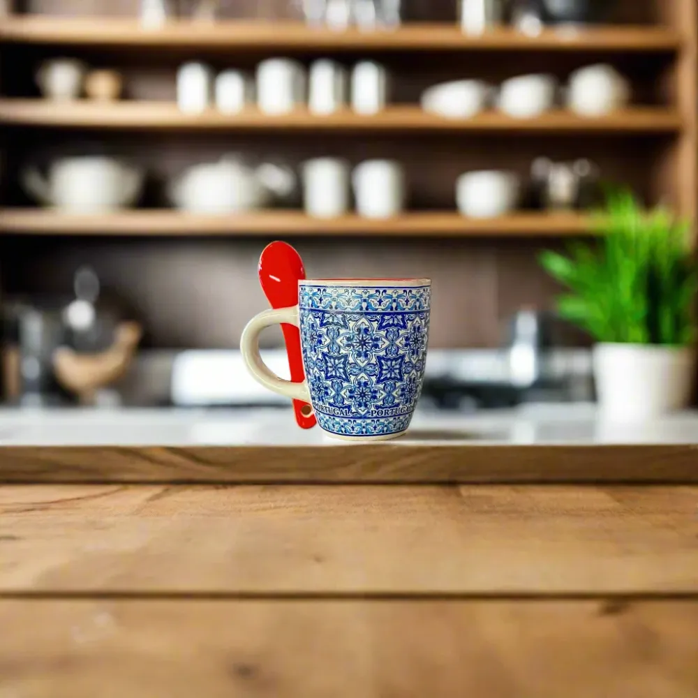 Portugese keramische espressokop met traditioneel blauw azulejo-tegelpatroon, rode lepel en bijpassende geschenkdoos