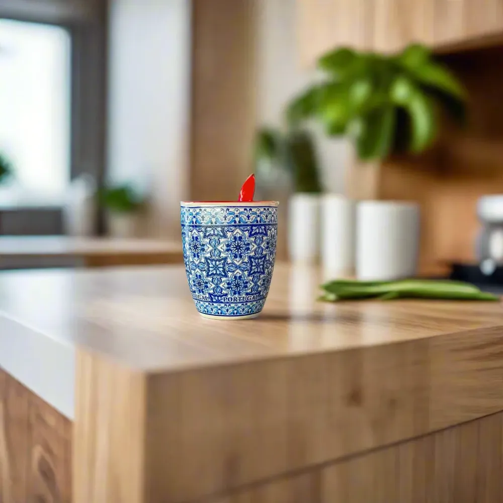 Portugese keramische espressokop met traditioneel blauw azulejo-tegelpatroon, rode lepel en bijpassende geschenkdoos