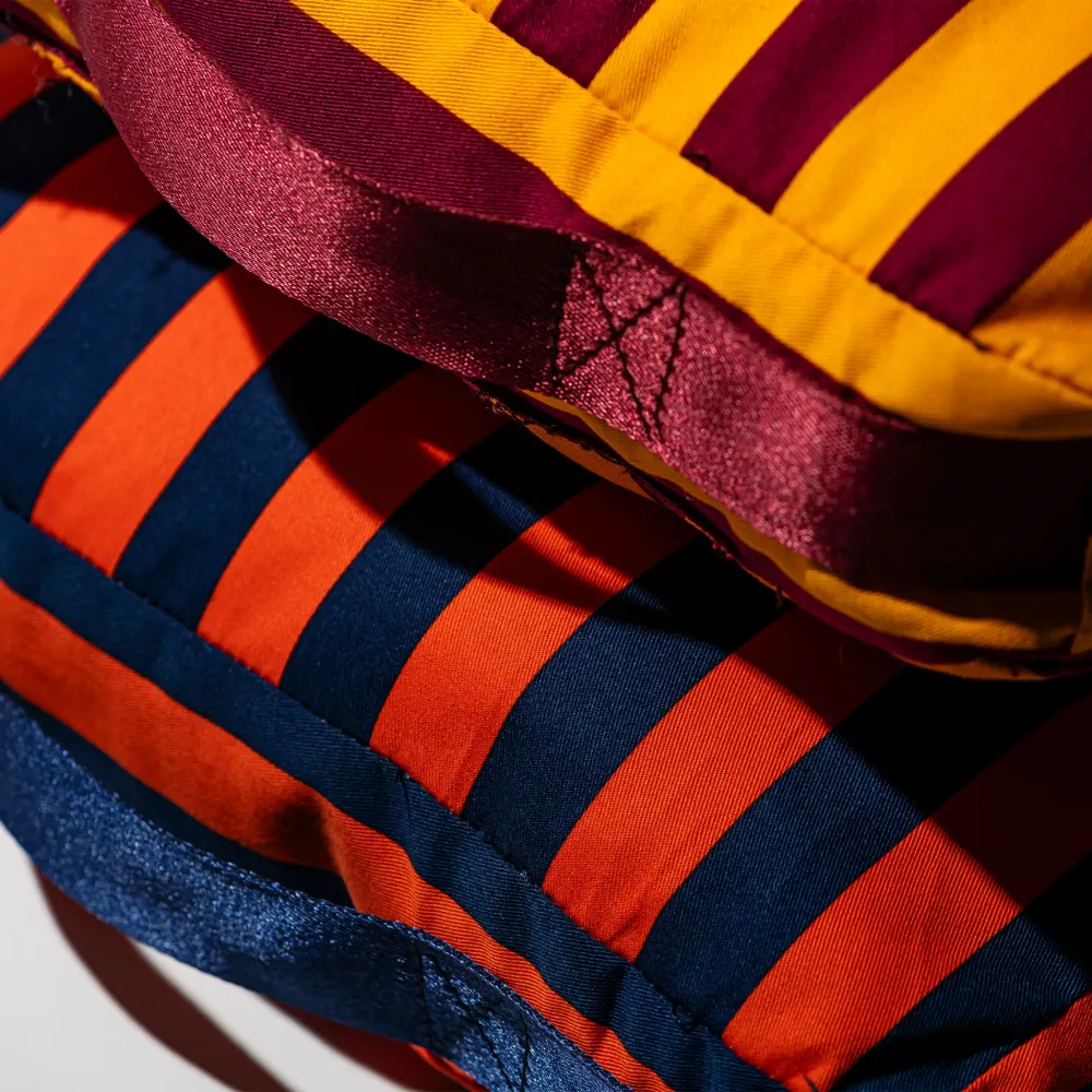 Puebco Draagbaar Kussen Strepen Bordeaux x Mosterd