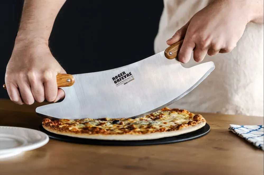 Roger Orfèvre Pizza Rocket pizzasnijder 43,6 cm inox/olijfhout box ROGER ORFEVRE