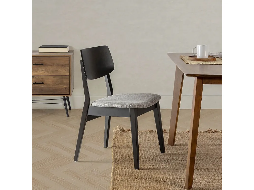 Set van 2 stoelen Susi de kleur zwart, massief hout.